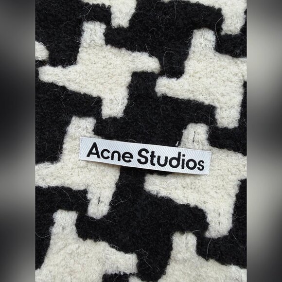 Acne Studios houndstooth-pattern knitted scarf - Picture 6 of 8